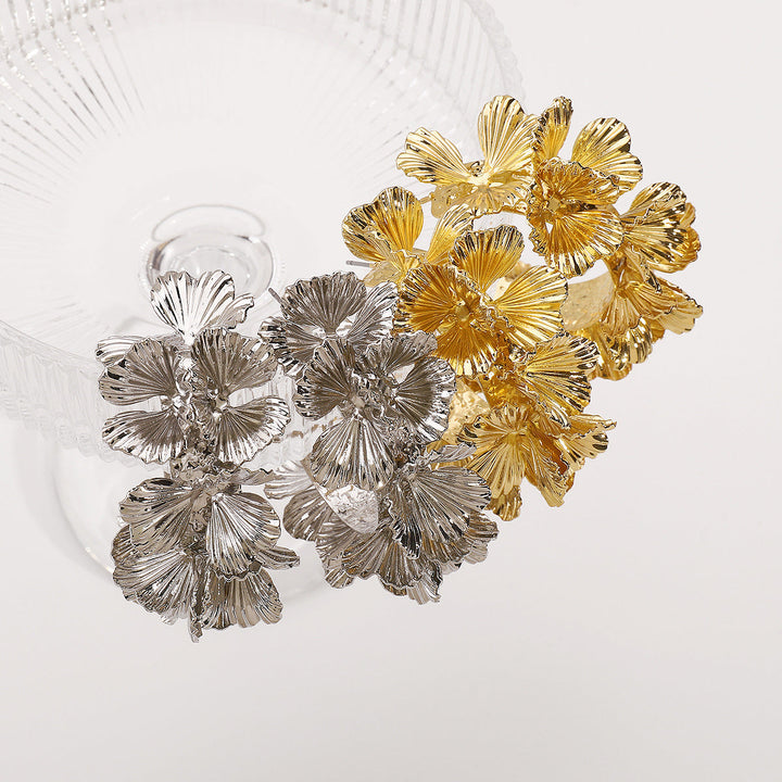 Dara | Boucles d'oreilles en C motif floral